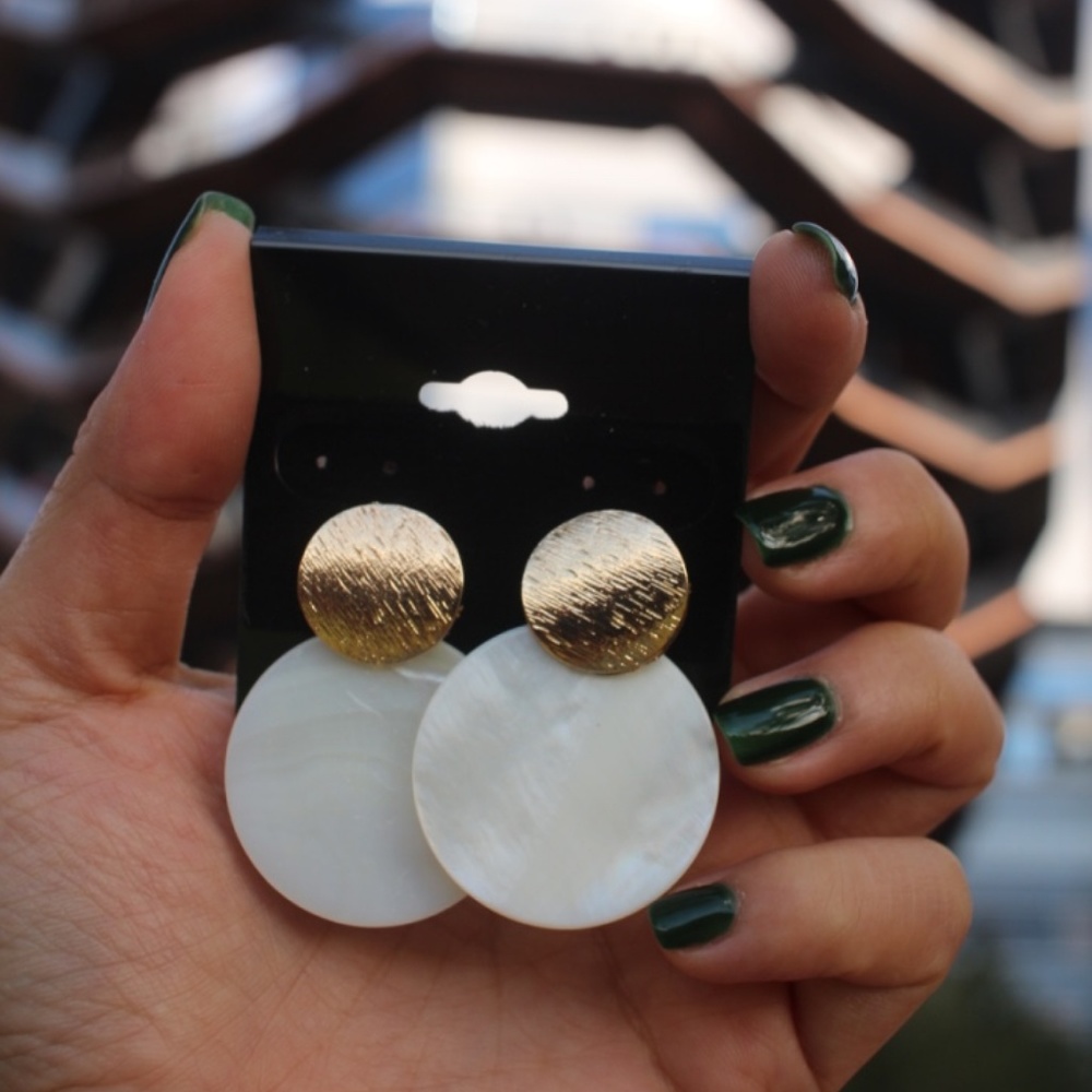 New Geometric round circle shell dainty earrings - Picture 4 of 7